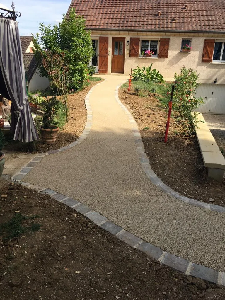 Allée claire bordée de pavés