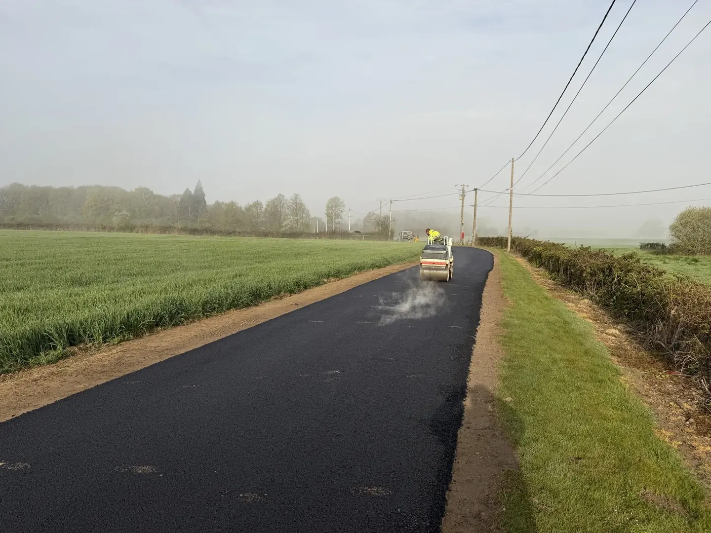 Route communale refaite en enrobé à travers les champs